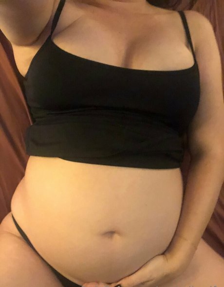 Naakte gelekte OnlyFans-foto van Potbellywife
