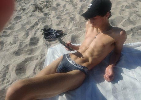 Naakte gelekte OnlyFans-foto van Tjsmokezzz