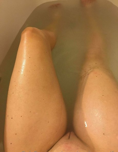 Naakte gelekte OnlyFans-foto van Americanhousewife