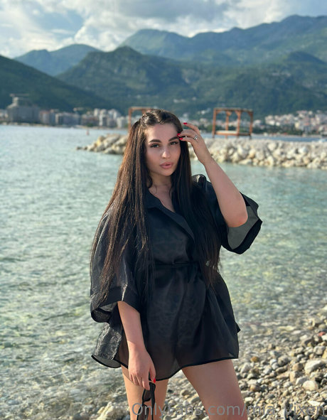 Naakte gelekte OnlyFans-foto van Miavixen