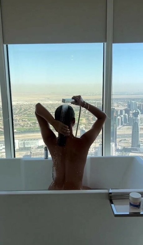 Naakte gelekte OnlyFans-foto van Emily Shakarji
