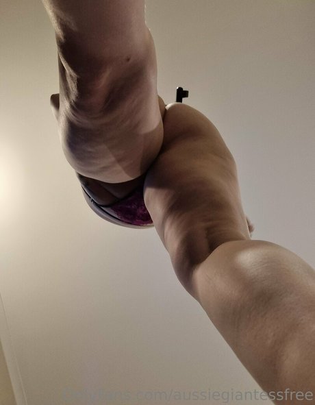 Naakte gelekte OnlyFans-foto van Aussiegiantessfree
