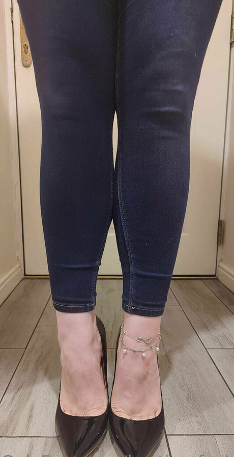 Naakte gelekte OnlyFans-foto van Kaytiesfeet