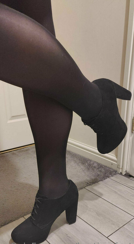 Naakte gelekte OnlyFans-foto van Kaytiesfeet
