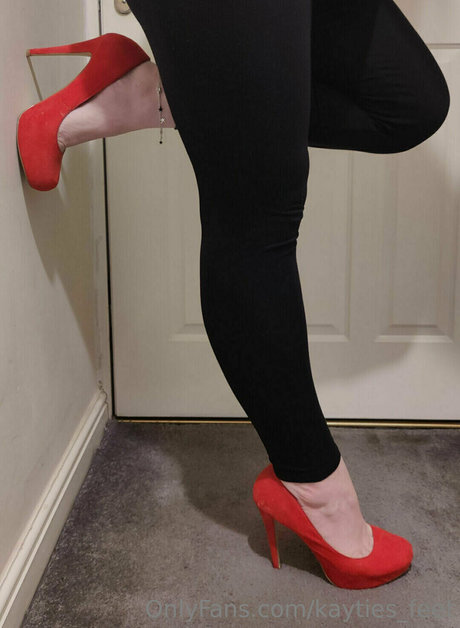 Naakte gelekte OnlyFans-foto van Kaytiesfeet