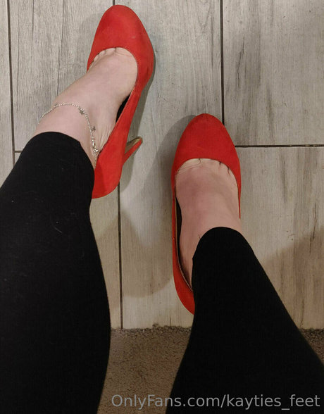 Naakte gelekte OnlyFans-foto van Kaytiesfeet