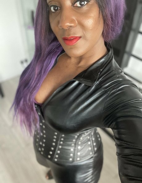 Naakte gelekte OnlyFans-foto van Mslorraineldn