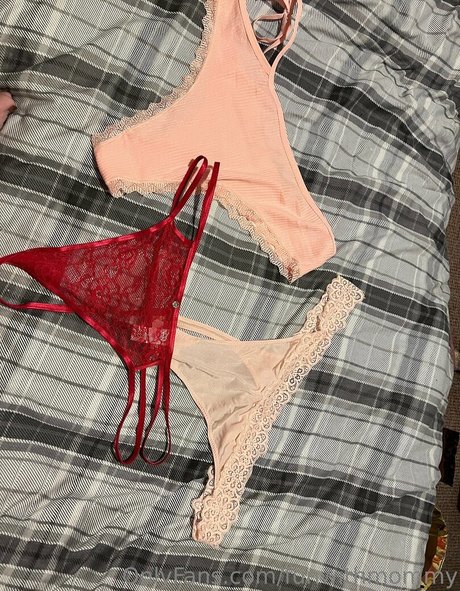 Naakte gelekte OnlyFans-foto van Funwithmommy