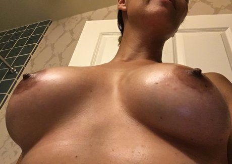 Naakte gelekte OnlyFans-foto van Thedanavespoli