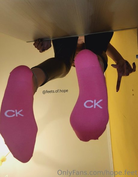 Naakte gelekte OnlyFans-foto van Hopefeet
