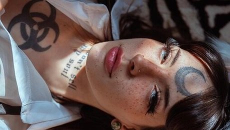 Naakte gelekte OnlyFans-foto van Inkordium
