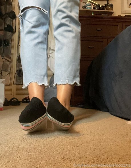 Naakte gelekte OnlyFans-foto van Thebarefootcutie