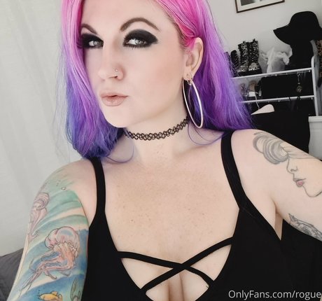 Naakte gelekte OnlyFans-foto van Rogue