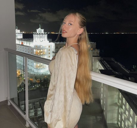 Naakte gelekte OnlyFans-foto van Sophiailysm