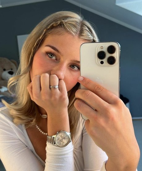 Naakte gelekte OnlyFans-foto van Elenazbt