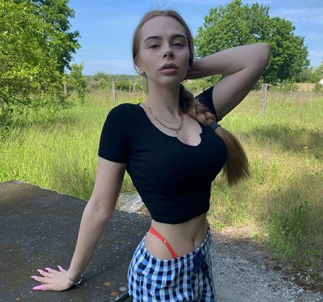 Naakte gelekte OnlyFans-foto van Mihalina Novakovskaya