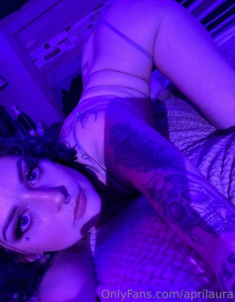 Naakte gelekte OnlyFans-foto van Aprilaura