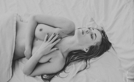 Naakte gelekte OnlyFans-foto van Adela Patrascan