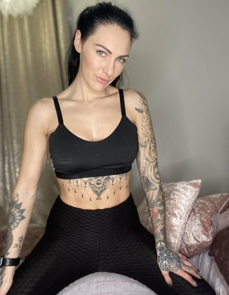 Naakte gelekte OnlyFans-foto van Carmendivinefree