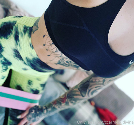 Naakte gelekte OnlyFans-foto van Carmendivinefree