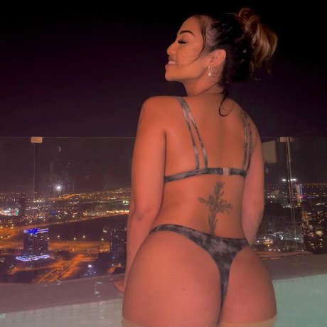 Naakte gelekte OnlyFans-foto van Louaira