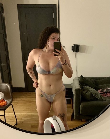 Naakte gelekte OnlyFans-foto van Tiedyeblotter
