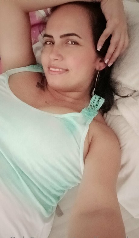 Naakte gelekte OnlyFans-foto van Carolinauribe