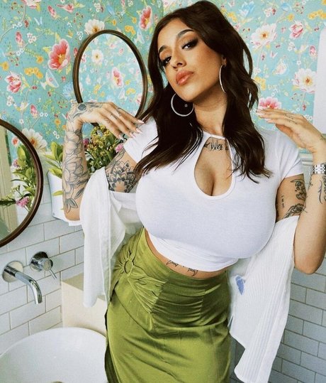 Naakte gelekte OnlyFans-foto van May Bakshi
