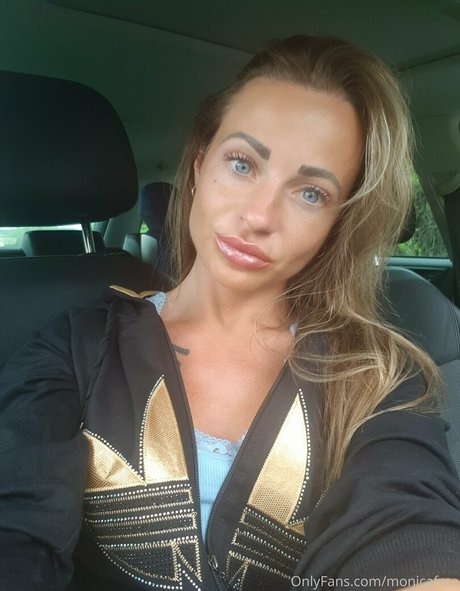 Naakte gelekte OnlyFans-foto van Yourmonicaa