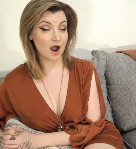 Naakte gelekte OnlyFans-foto van Sesskasays