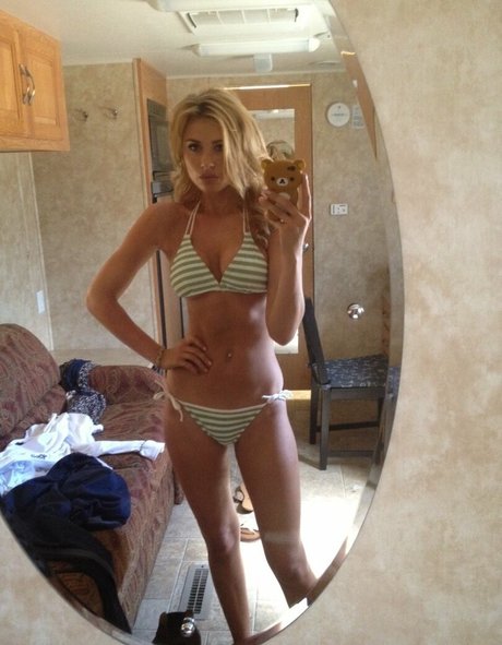 Naakte gelekte OnlyFans-foto van Aly Michalka