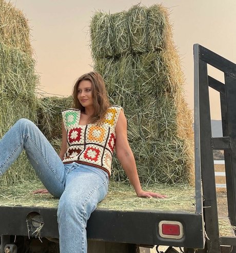 Naakte gelekte OnlyFans-foto van Aly Michalka