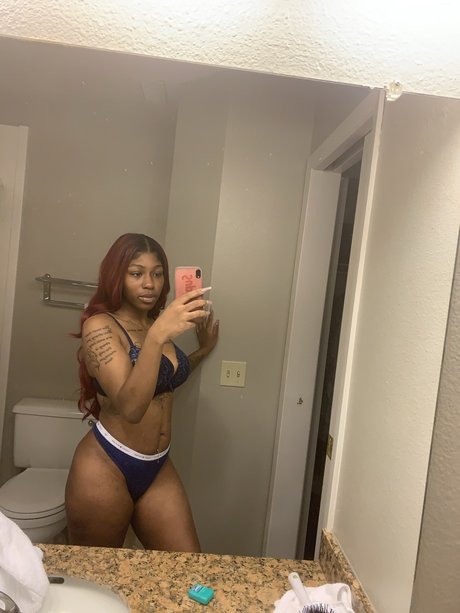 Naakte gelekte OnlyFans-foto van Lilbootycyy