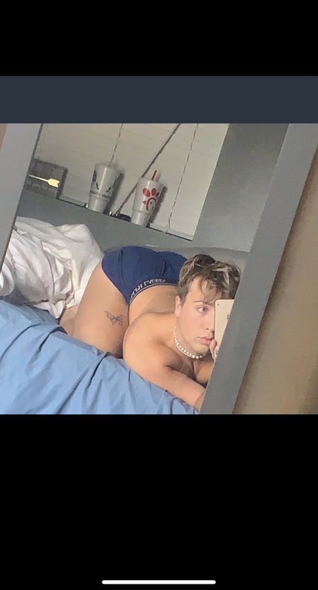Naakte gelekte OnlyFans-foto van Cartier Cum