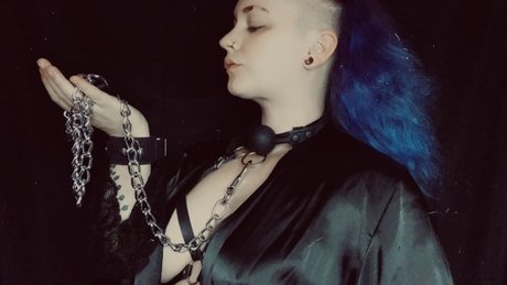 Naakte gelekte OnlyFans-foto van Purple Fury