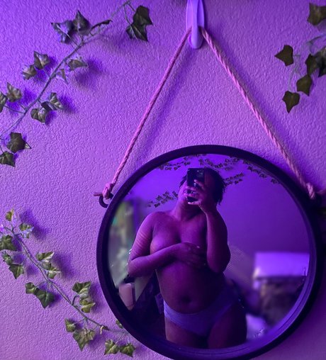 Naakte gelekte OnlyFans-foto van Madem Cocoa