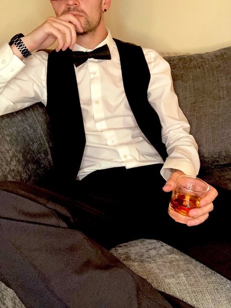 Naakte gelekte OnlyFans-foto van Mrd  Suited Man  Free Subcription