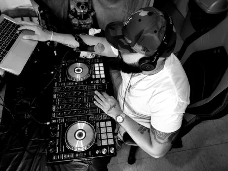 Naakte gelekte OnlyFans-foto van Dj Fueg
