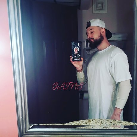 Naakte gelekte OnlyFans-foto van Drewsky88