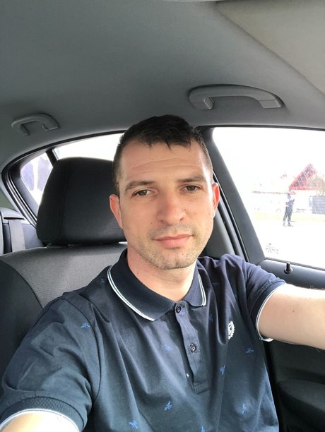 Naakte gelekte OnlyFans-foto van Radu