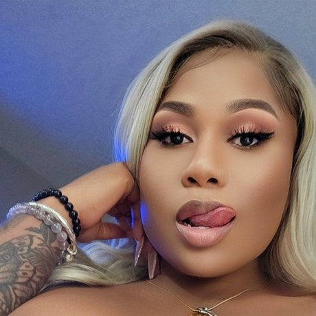Naakte gelekte OnlyFans-foto van Dolly Inna Real Life