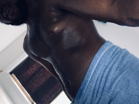 Naakte gelekte OnlyFans-foto van Ddw