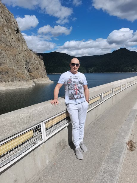 Naakte gelekte OnlyFans-foto van Rzvan