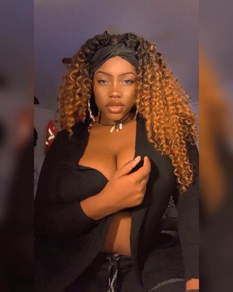 Naakte gelekte OnlyFans-foto van Reese 