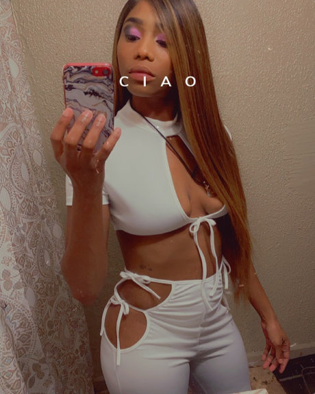 Naakte gelekte OnlyFans-foto van Rolze