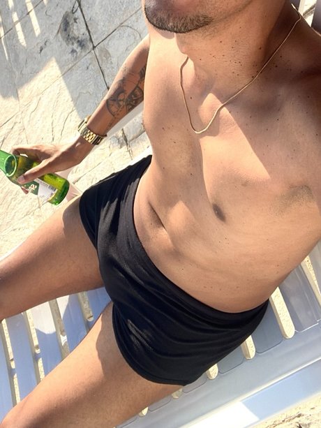 Naakte gelekte OnlyFans-foto van Daniel Rodrigues