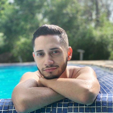 Naakte gelekte OnlyFans-foto van Roberto