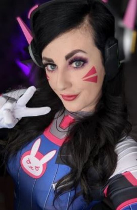 Naakte gelekte OnlyFans-foto van Kinky Cosplay Raven