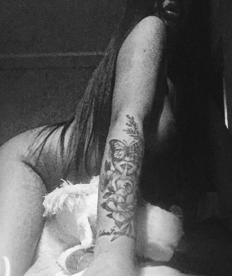 Naakte gelekte OnlyFans-foto van Andrababe