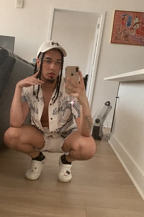 Naakte gelekte OnlyFans-foto van Royal Montana